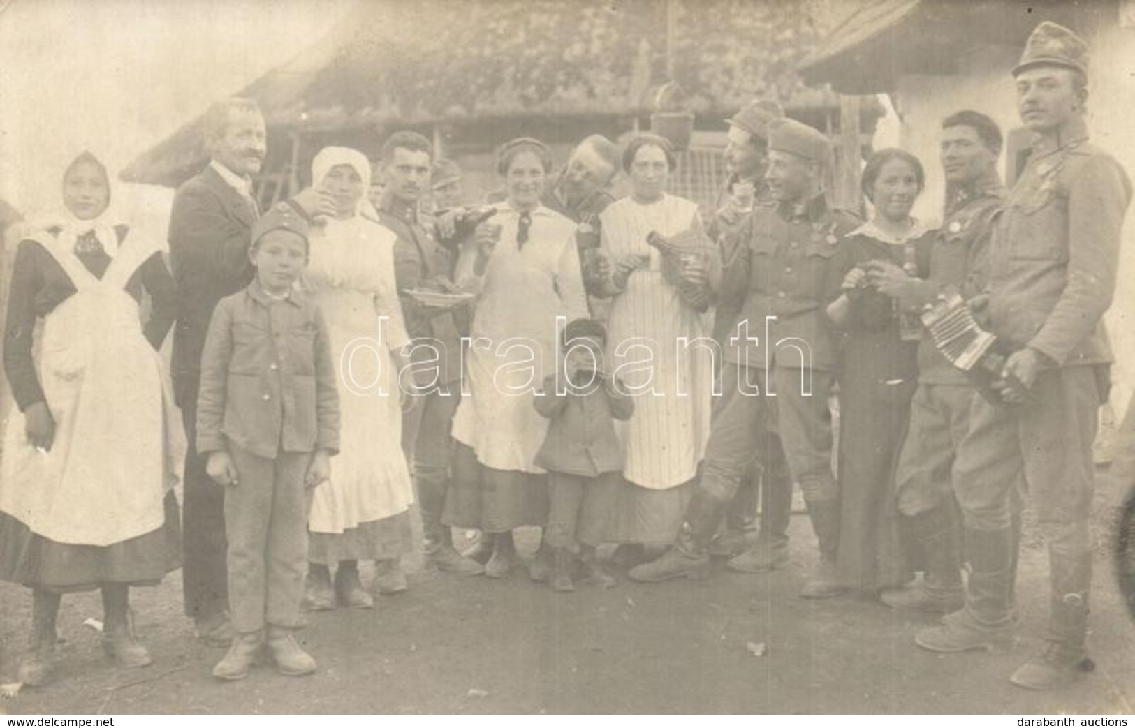 * T2/T3 1918 Osztrák-magyar Katonák ünnepelnek Lemhényben Húsvét Második Napján, Katona Harmonikával, Gyerek Szájharmoni - Zonder Classificatie
