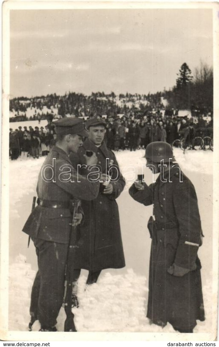 ** T2 1939 Uzsok, Uzhok; Magyar-Lengyel Baráti Találkozás A Visszafoglalt Ezeréves Határon, Borozó Katonák / Hungarian-P - Zonder Classificatie