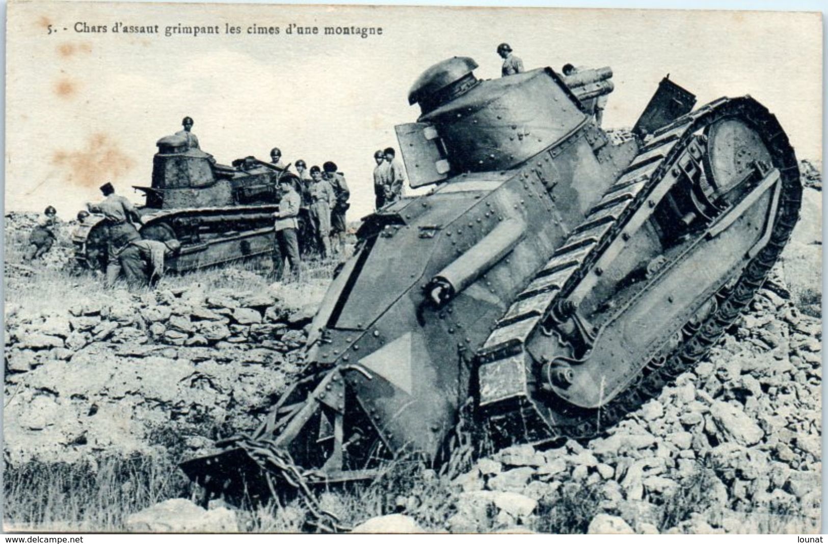 Militaire - Chars D'assaut Grimpant Les Cimes D'une Montagne - Manoeuvres