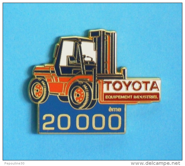 1 PIN'S  //   ** TOYOTA ** CHARIOT ÉLÉVATEUR ** ÉQUIPEMENT INDUSTRIEL ** 20000ème ** . (AFERS PARIS) - Toyota