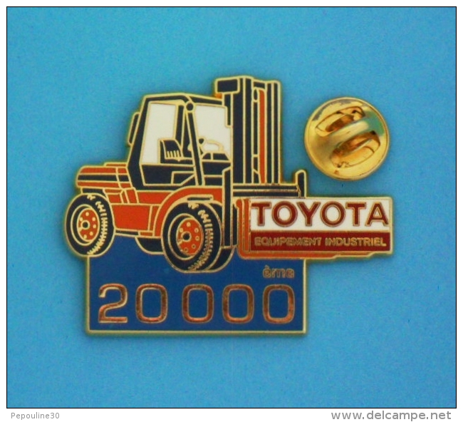 1 PIN'S  //   ** TOYOTA ** CHARIOT ÉLÉVATEUR ** ÉQUIPEMENT INDUSTRIEL ** 20000ème ** . (AFERS PARIS) - Toyota