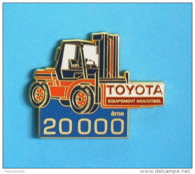 1 PIN'S  //   ** TOYOTA ** CHARIOT ÉLÉVATEUR ** ÉQUIPEMENT INDUSTRIEL ** 20000ème ** . (AFERS PARIS) - Toyota