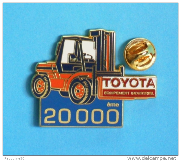 1 PIN'S  //   ** TOYOTA ** CHARIOT ÉLÉVATEUR ** ÉQUIPEMENT INDUSTRIEL ** 20000ème ** . (AFERS PARIS)