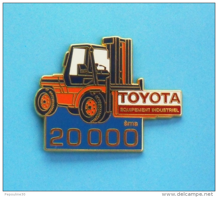 1 PIN'S  //   ** TOYOTA ** CHARIOT ÉLÉVATEUR ** ÉQUIPEMENT INDUSTRIEL ** 20000ème ** . (AFERS PARIS)