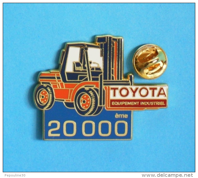 1 PIN'S  //   ** TOYOTA ** CHARIOT ÉLÉVATEUR ** ÉQUIPEMENT INDUSTRIEL ** 20000ème ** . (AFERS PARIS)