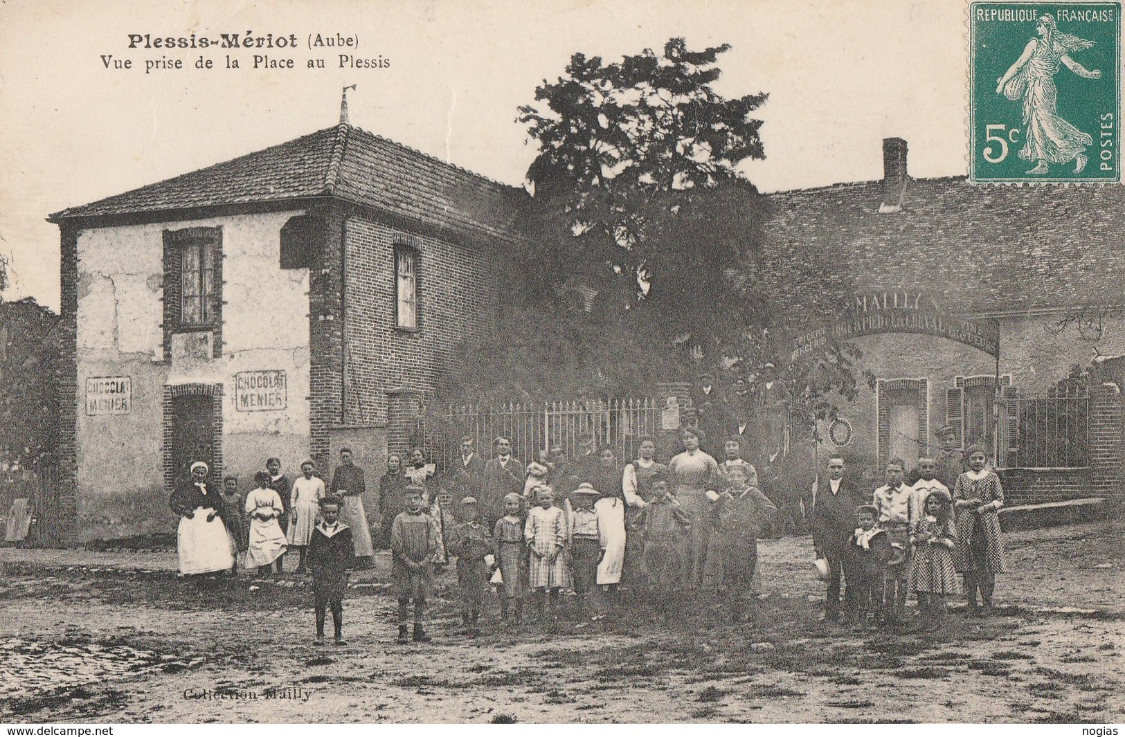 PLESSIS MERIOT - VUE PRISE DE LA PLACE  AU PLESSIS - BELLE CARTE TRES TRES ANIMEE - EPICERIE, MERCERIE MAILLY -  TOP !!! - Autres & Non Classés