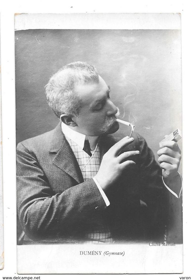 TABAC - DUMENY Artiste Du THEATRE DU GYMNASE Allume Une CIGARETTE Avec Une ALLUMETTE -BOITE D'ALLUMETTES à LA MAIN - Künstler