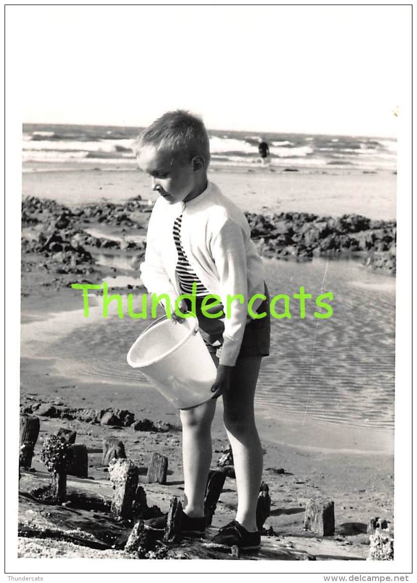 ANCIENNE PHOTO JEUNE GARCON PLAGE WENDUYNE VINTAGE YOUNG BOY OUDE FOTO JONGEN STRAND WENDUINE 10 Cm X 7 Cm - Personnes Anonymes