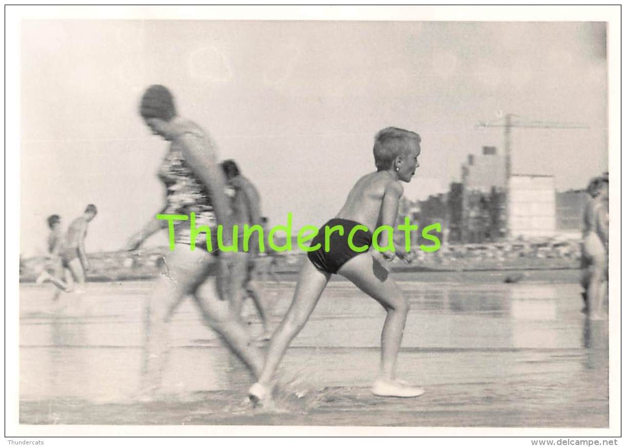 ANCIENNE PHOTO JEUNE GARCON PLAGE WENDUYNE VINTAGE YOUNG BOY OUDE FOTO JONGEN STRAND WENDUINE 10 Cm X 7 Cm - Personnes Anonymes