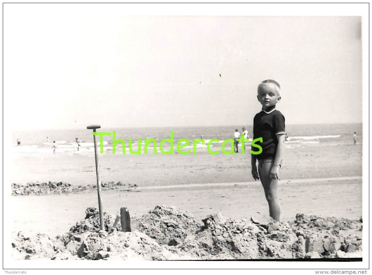 ANCIENNE PHOTO JEUNE GARCON PLAGE WENDUYNE VINTAGE YOUNG BOY OUDE FOTO JONGEN STRAND WENDUINE 10 Cm X 7 Cm - Personnes Anonymes