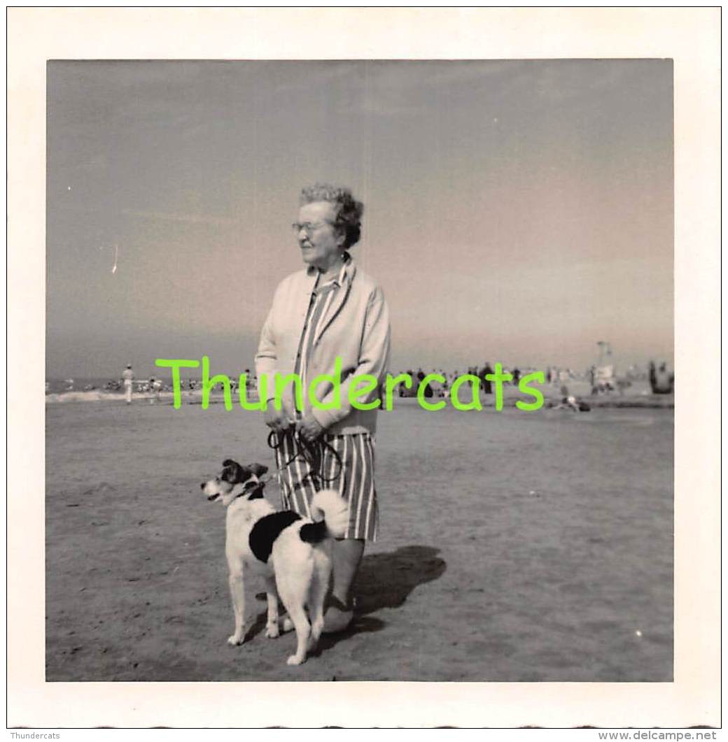 ANCIENNE PHOTO CHIEN FEMME PLAGE WENDUYNE VINTAGE LADY DOG OUDE FOTO STRAND WENDUINE 9 Cm X 9 Cm - Personnes Anonymes