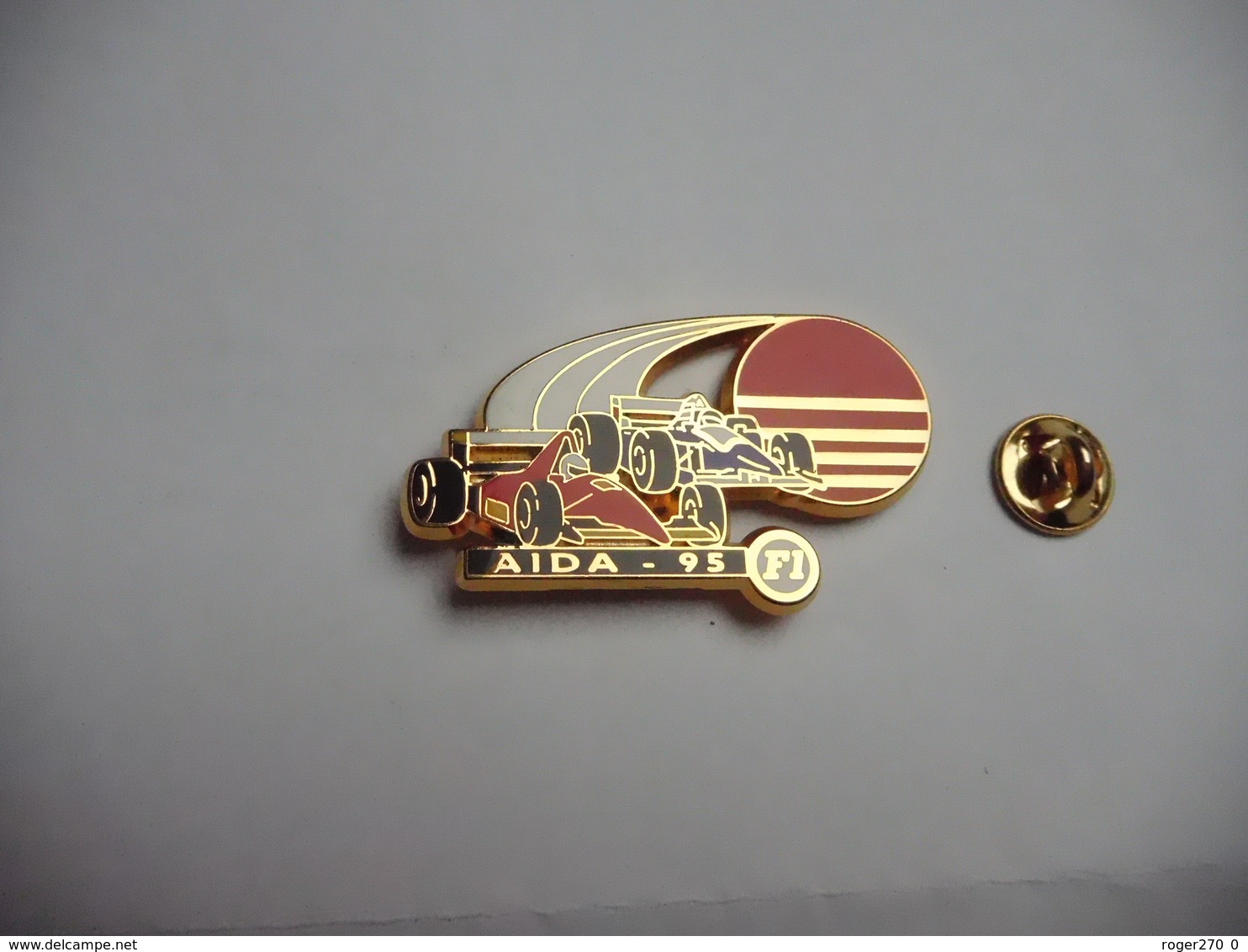 Superbe Pin's En Zamac , Auto F1 , Ferrari , Williams Renault , GP D' Aïda 95 Sur Fond Noir , Signé JFG - F1