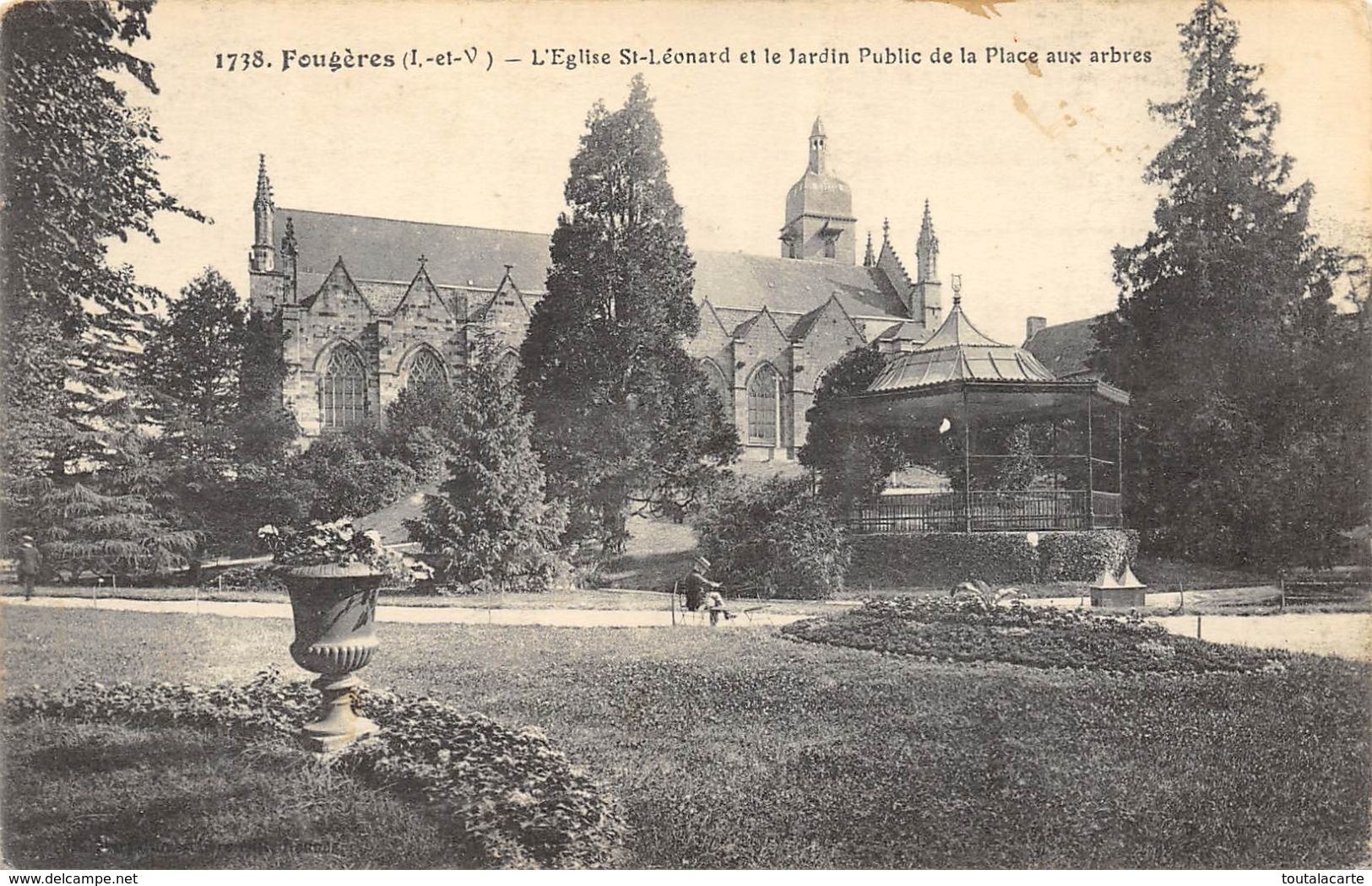 CPA 35 FOUGERES L EGLISE ST LEONARD ET LE JARDIN PUBLIC DE LA PLACE AUX ARBRES - Fougeres