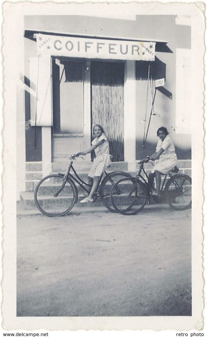 Photo Devanture Commerce, Coiffeur, 1935, Jeunes Femmes à Vélo - Métiers