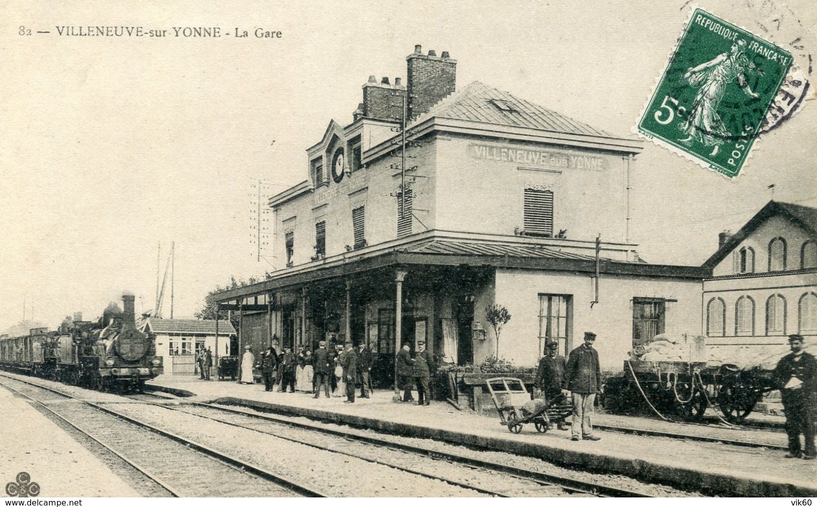 89  VILLENEUVE SUR YONNE LA GARE ANIMEE AVEC TRAIN - Villeneuve-sur-Yonne