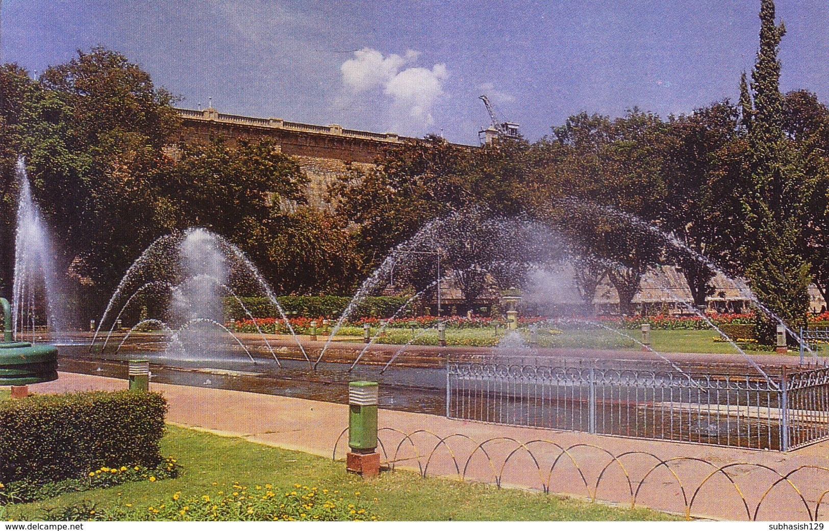 INDIA : COLOUR PICTURE POST CARD : TOURIST CENTRE :  VRINDABAN / BRINDAVAN : ENCHANTING FOUNTAIN - India