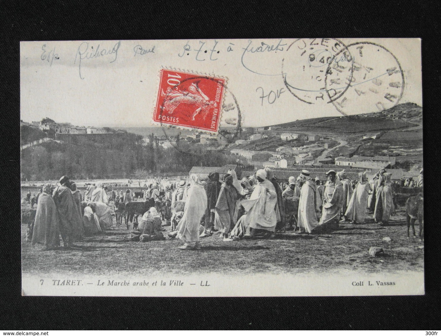 CP TIARET ALGERIE LE MARCHE ARABE ET LA VILLE Animée CP Hommes Animaux  CACHET TIARET ORAN 1916 EXP PAR PTT A TIARET - Tiaret