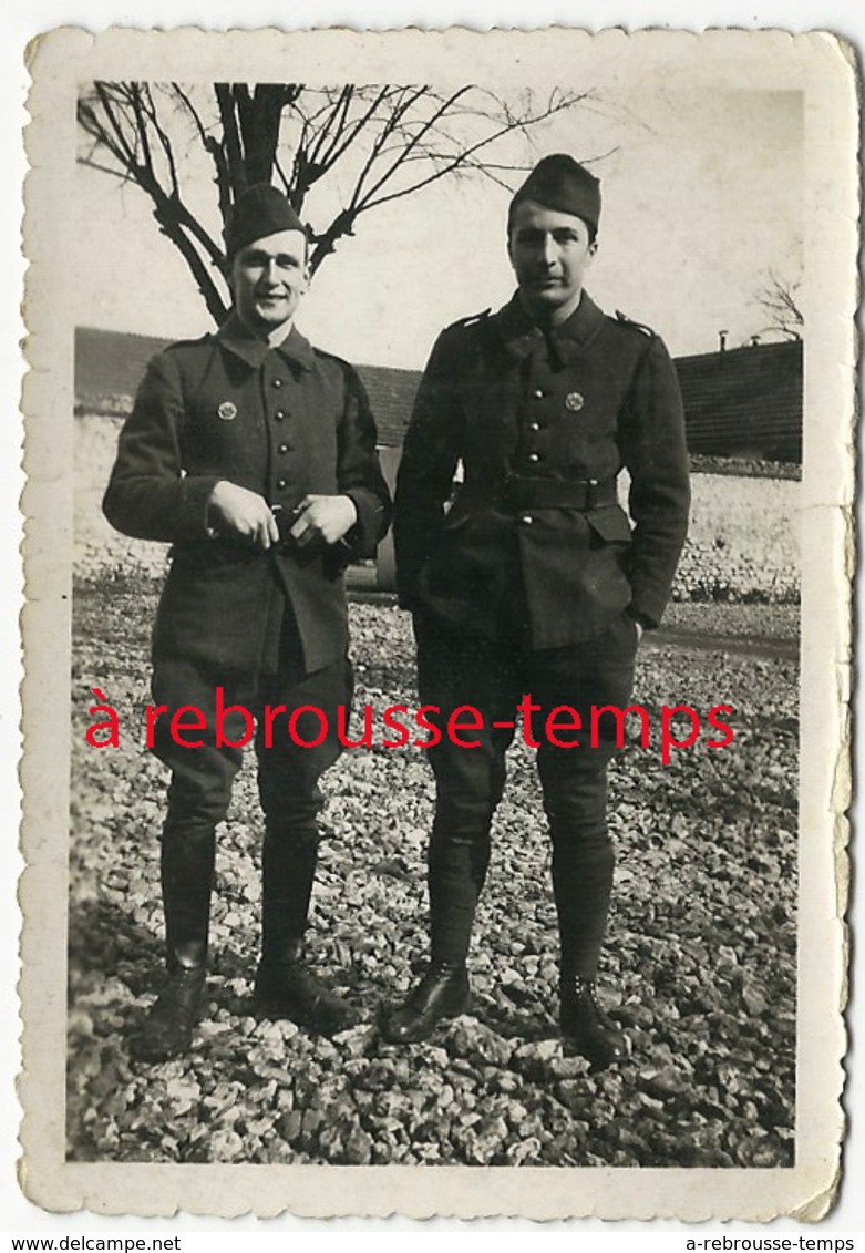 Chateaudun Le 20 Mars 1940-2 Soldats-badge Sur Uniforme-signé Roco-format 6,2x9cm - War, Military