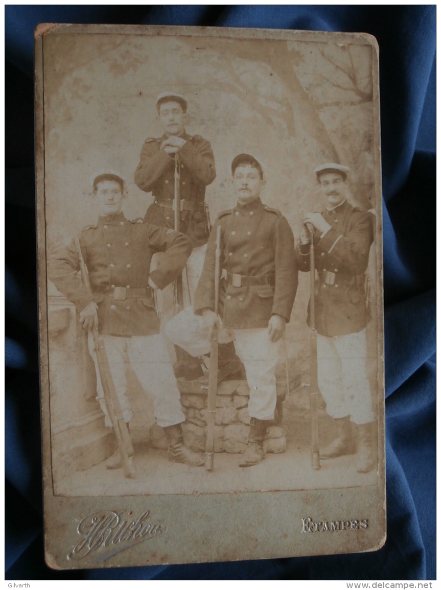 Photo CABINET Richou à Etampes - Groupe Préparation Militaire (?) Uniforme, Pantalon Et Képi Blanc, Veste 5 Boutons L351 - Oorlog, Militair