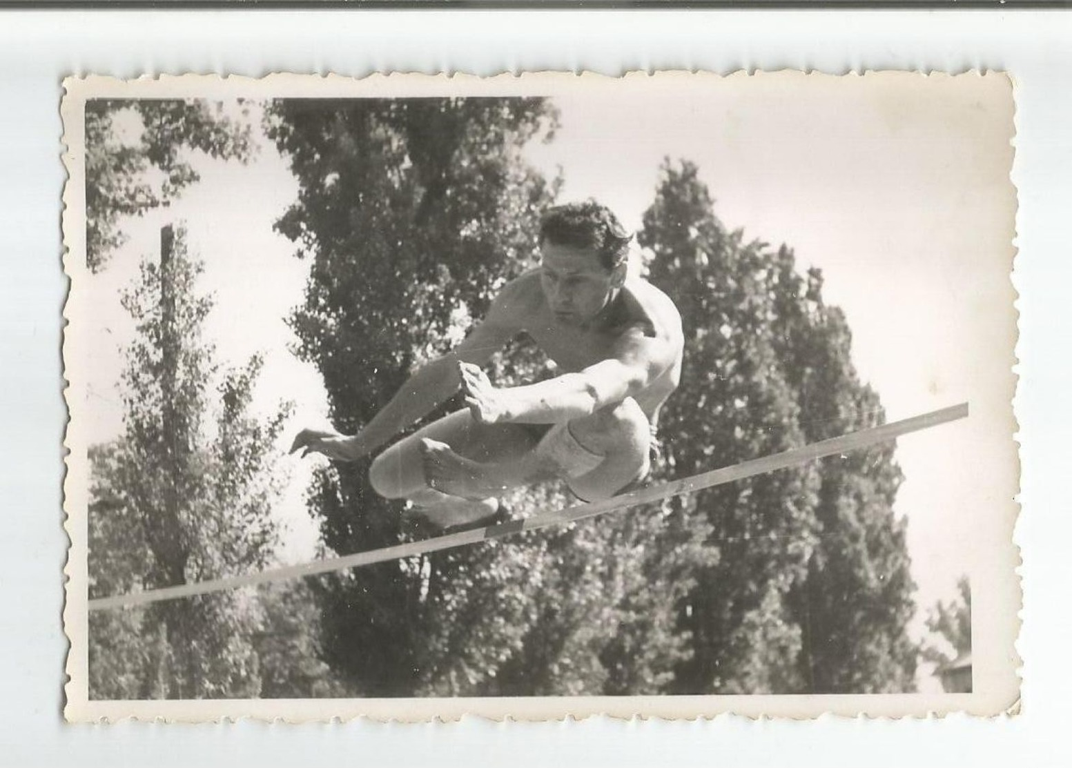 VINTAGE ORIGINAL PHOTO MUSCULAR NAKED SPORTS GUY MAN HOMME  IN SHORTS HIGH JUMP  1950s - GAY INTEREST - - Sports