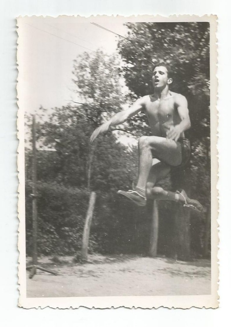 VINTAGE ORIGINAL PHOTO MUSCULAR NAKED SPORTS GUY MAN HOMME  IN SHORTS LONG JUMP  1950s - GAY INTEREST - - Sports