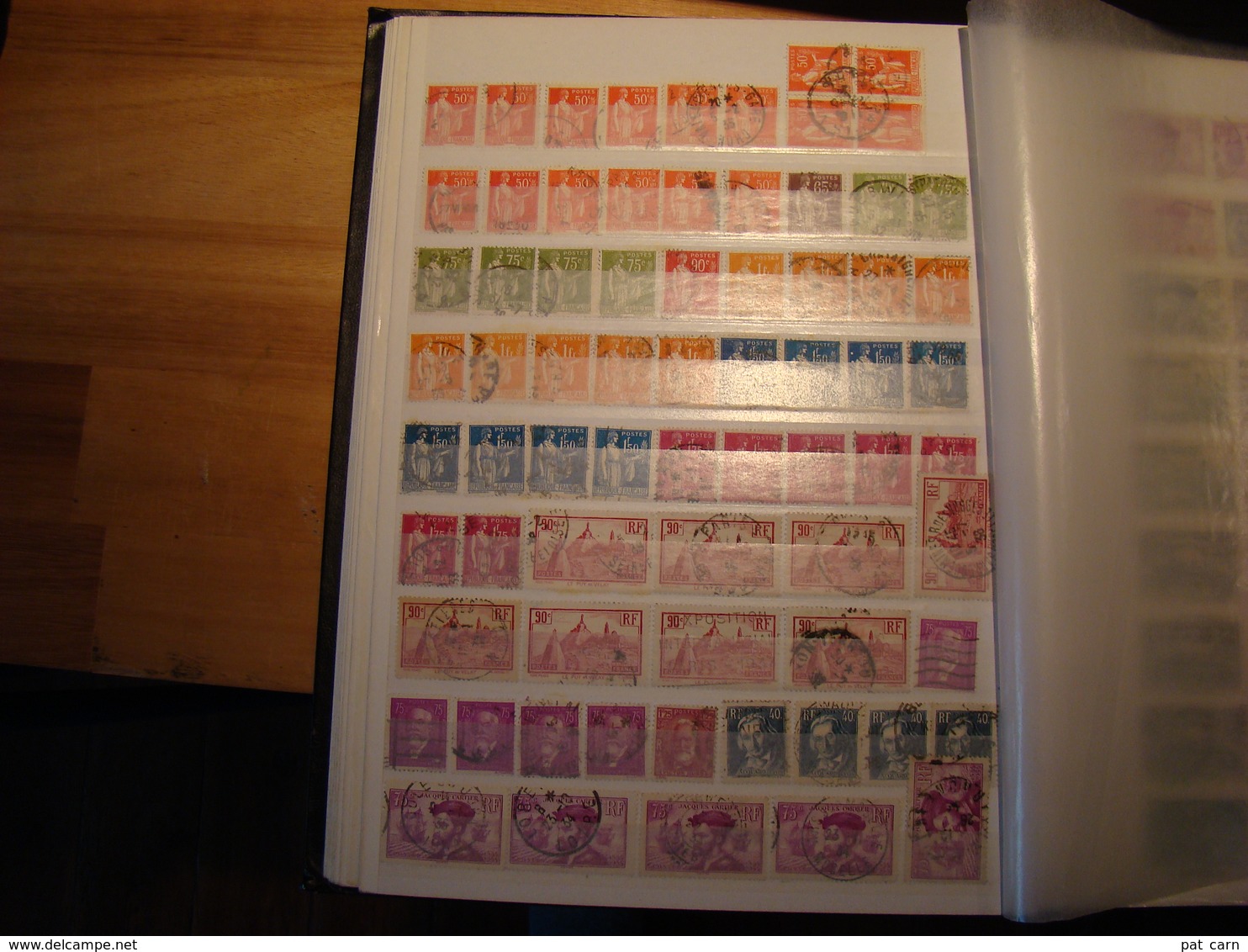 En classeur de 32 pages, stock de plus de 1700 timbres de France à partir de 1900 environ, la plupart en bon état,à voir