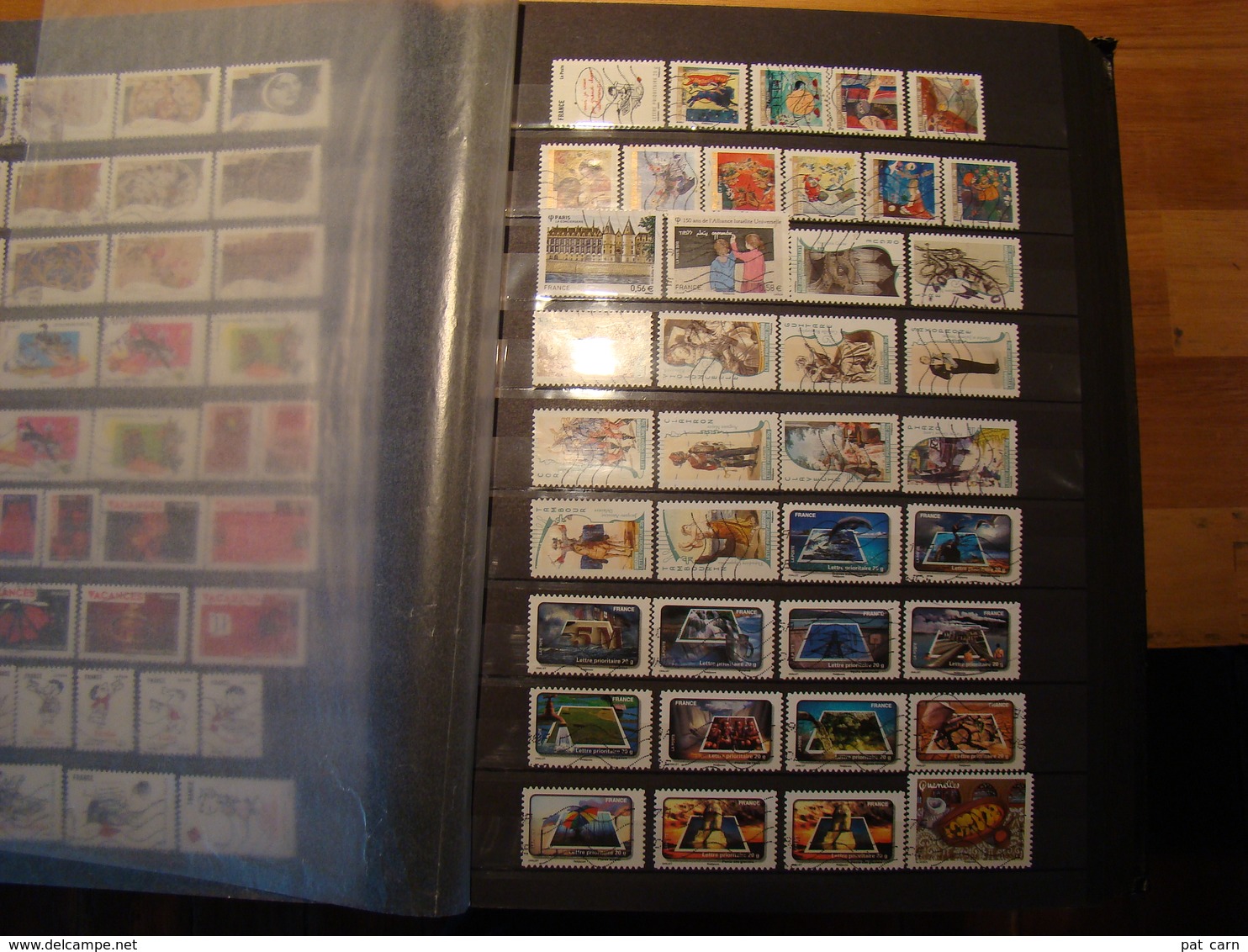 En classeur de 64 pages, stock de plus de 2300 timbres de France années 2000, la plupart en bon état, à voir