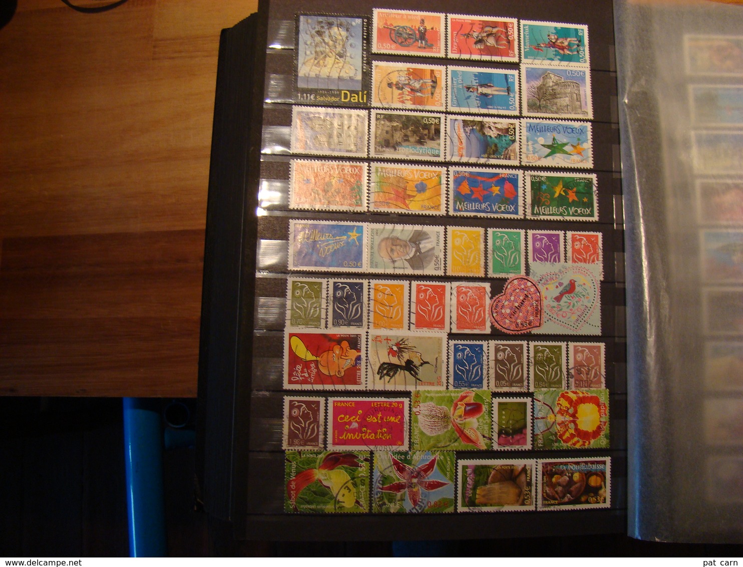 En classeur de 64 pages, stock de plus de 2300 timbres de France années 2000, la plupart en bon état, à voir