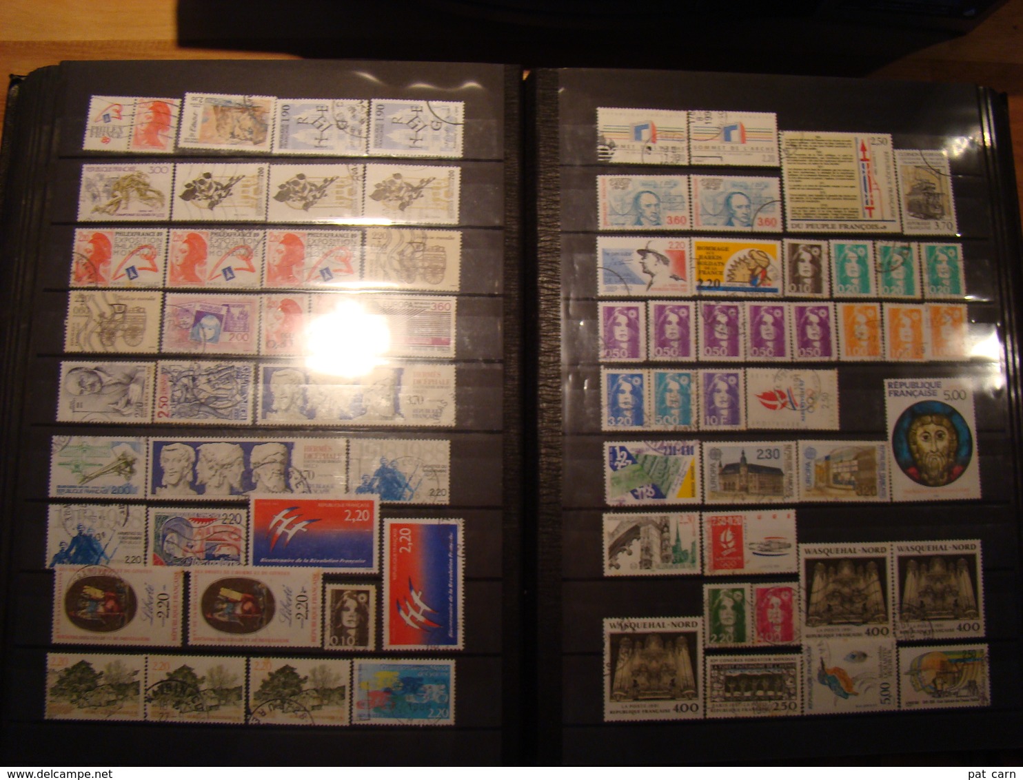 En classeur de 64 pages, stock de près de 2200 timbres de France, à voir