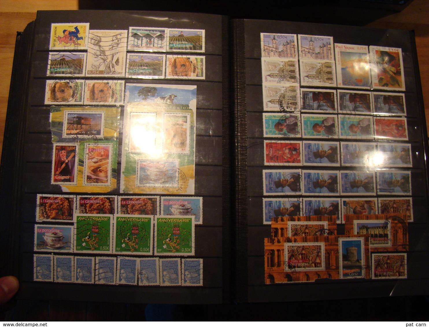 En classeur de 64 pages, stock de près de 2200 timbres de France, à voir