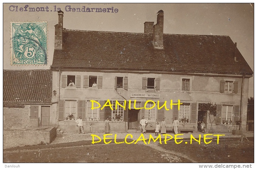 52 // CLEFMONT    CARTE PHOTO    La Gendarmerie  ANIMEE - Clefmont