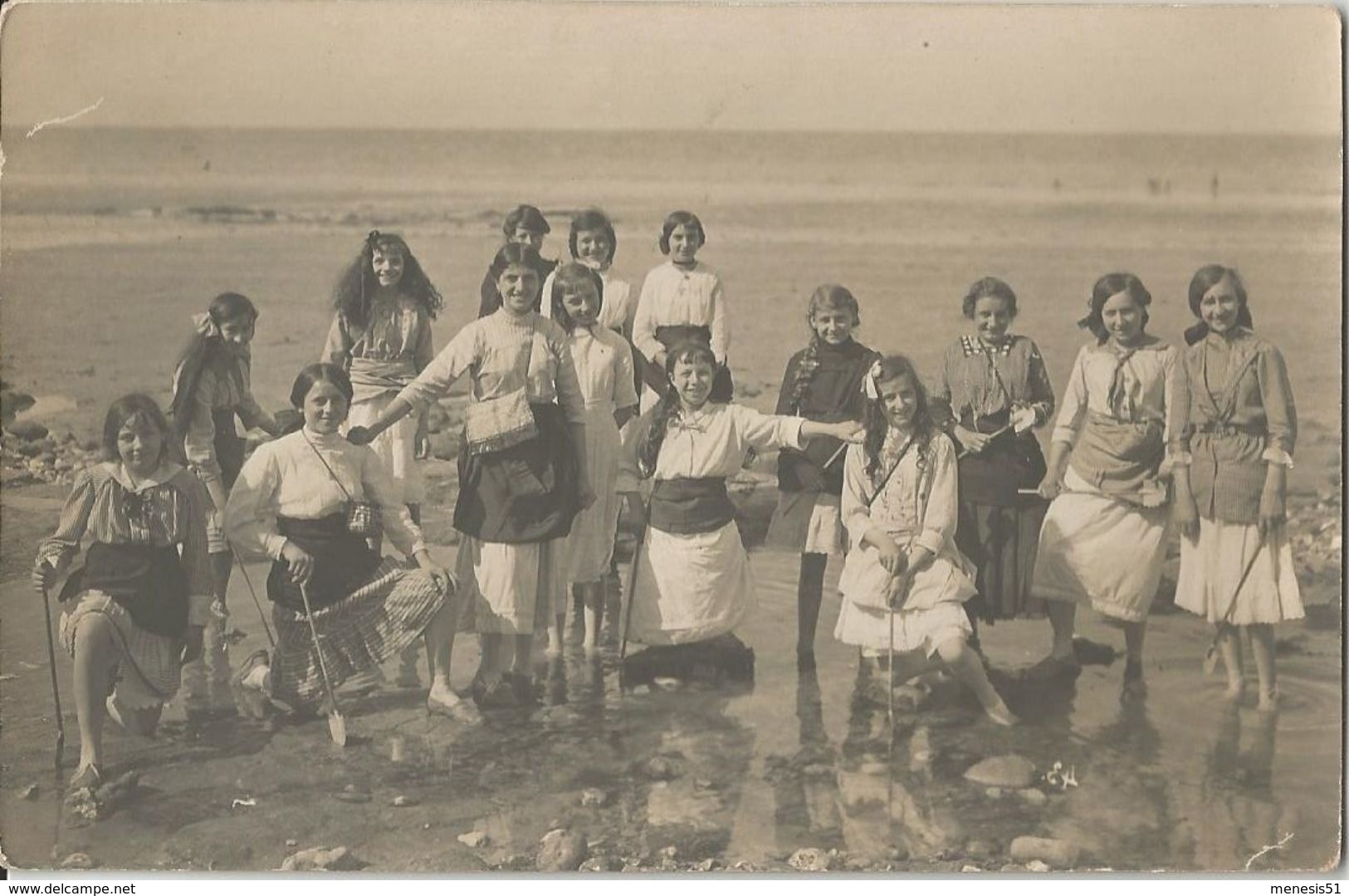 CPA Photo Numérotée Groupe De Jeunes Filles Au Bord De La Mer Jupon Retroussé Les Pieds Dans L'eau Pelle à La Main - A Identifier