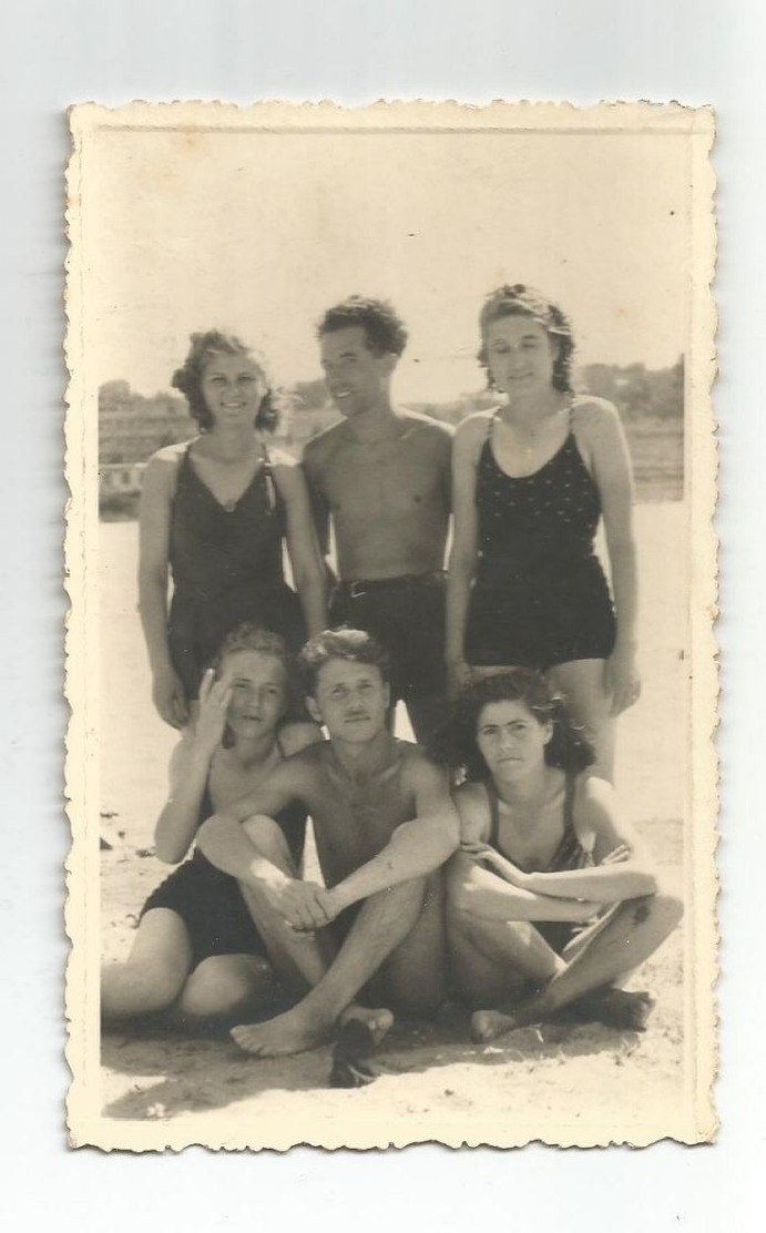 VINTAGE ORIGINAL PHOTO MUSCULAR NAKED GUYS MANS HOMMES AND LADYS IN SWIM SUIT 1950s- GAY INTEREST - - Personnes Anonymes