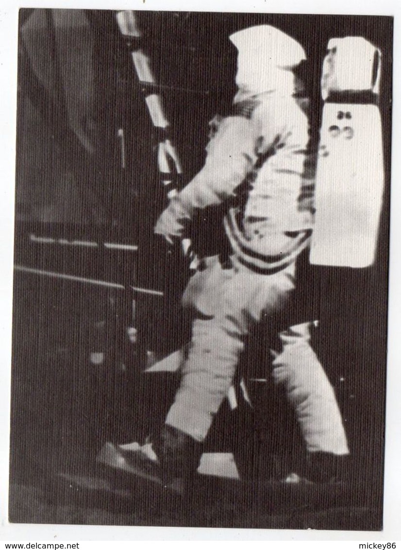 Aviation--Espace--Conquête De La Lune--Série Clair De Lune--Neil Armstrong Foulant Le Sol De La Lune-24 Juillet 1969 - Espace
