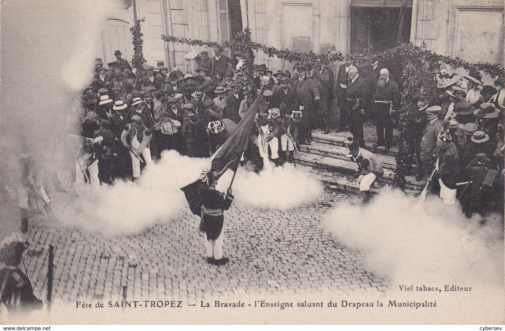 Fête De SAINT-TROPEZ - La Bravade - L'Enseigne Saluant Du Drapeau La Municipalité - TBE 6 Rare - Saint-Tropez