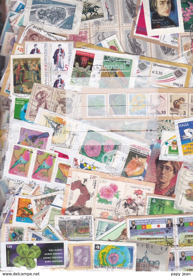 1 Kg TIMBRES MONDE - Petits Et Grands Formats-  Sur Fragments - En Provenance Des Missions - Vrac (min 1000 Timbres)