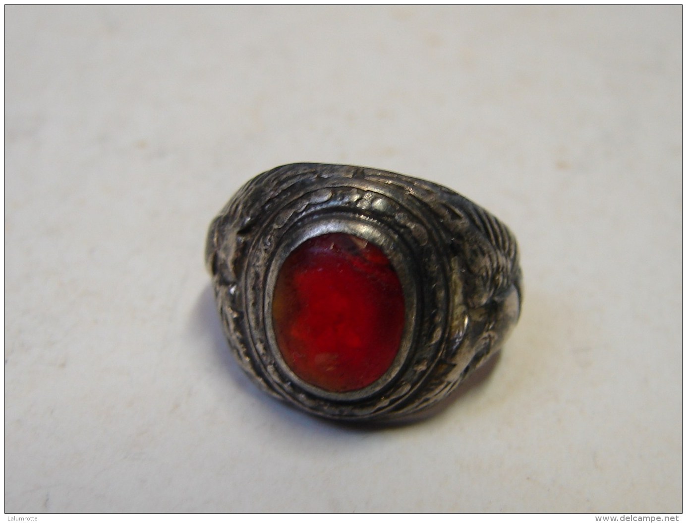 MW. 146. Ancienne Bague En Argent, Rubis Synthétique. Décoré D'un Aigle De Chaque Côté Du Chaton. - Bagues