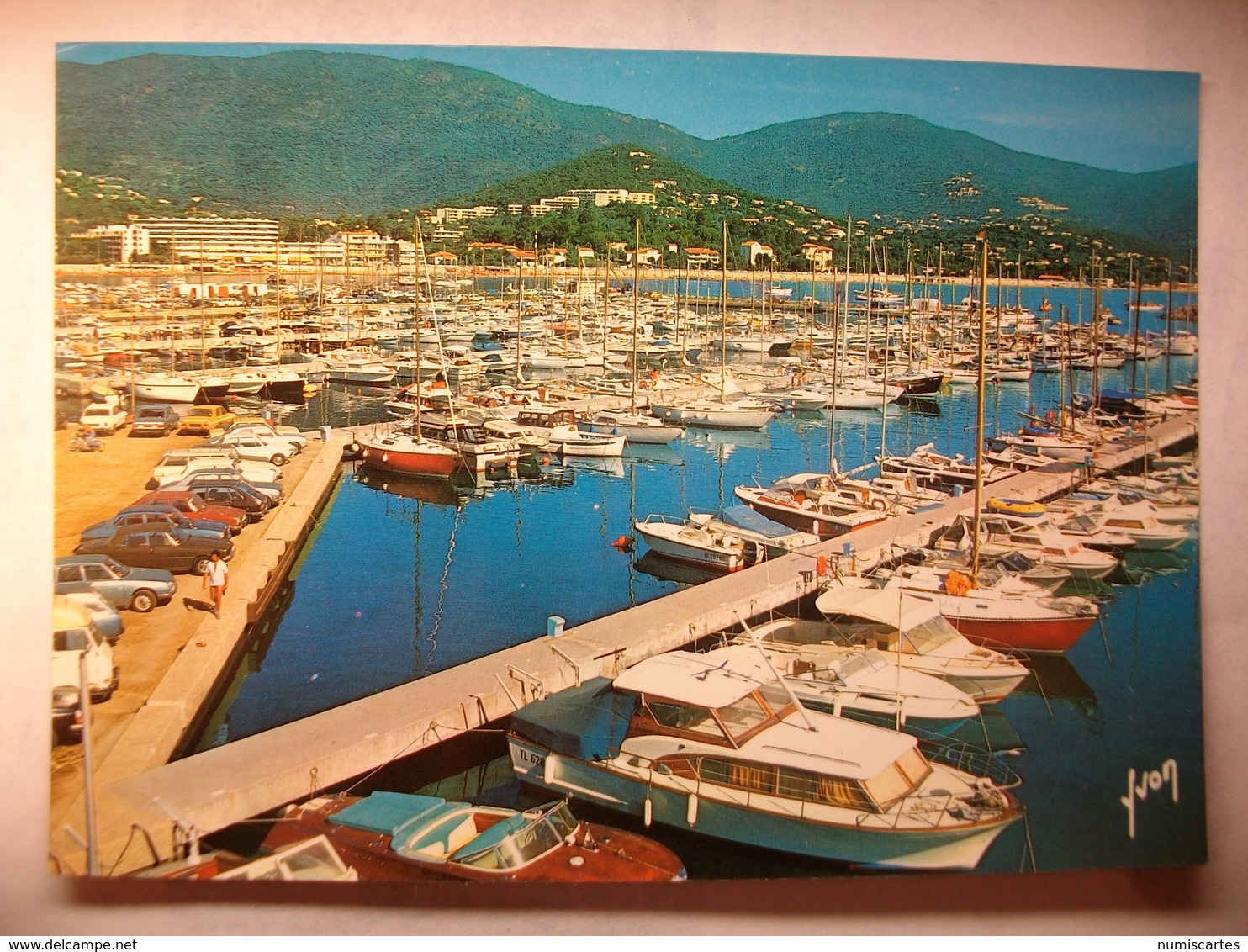 Carte Postale Cavalaire Sur Mer (83) Le Nouveau Port   ( Couleur Oblitérée 1988 Timbre 2.20 Francs  ) - Cavalaire-sur-Mer