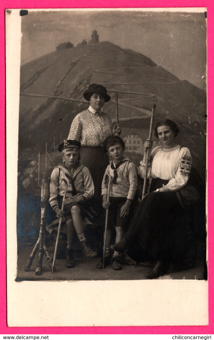 Carte Photo Schneekoppe - Montage - Femme - Enfant - Colline - Bâton De Marche - 1917 - Pologne