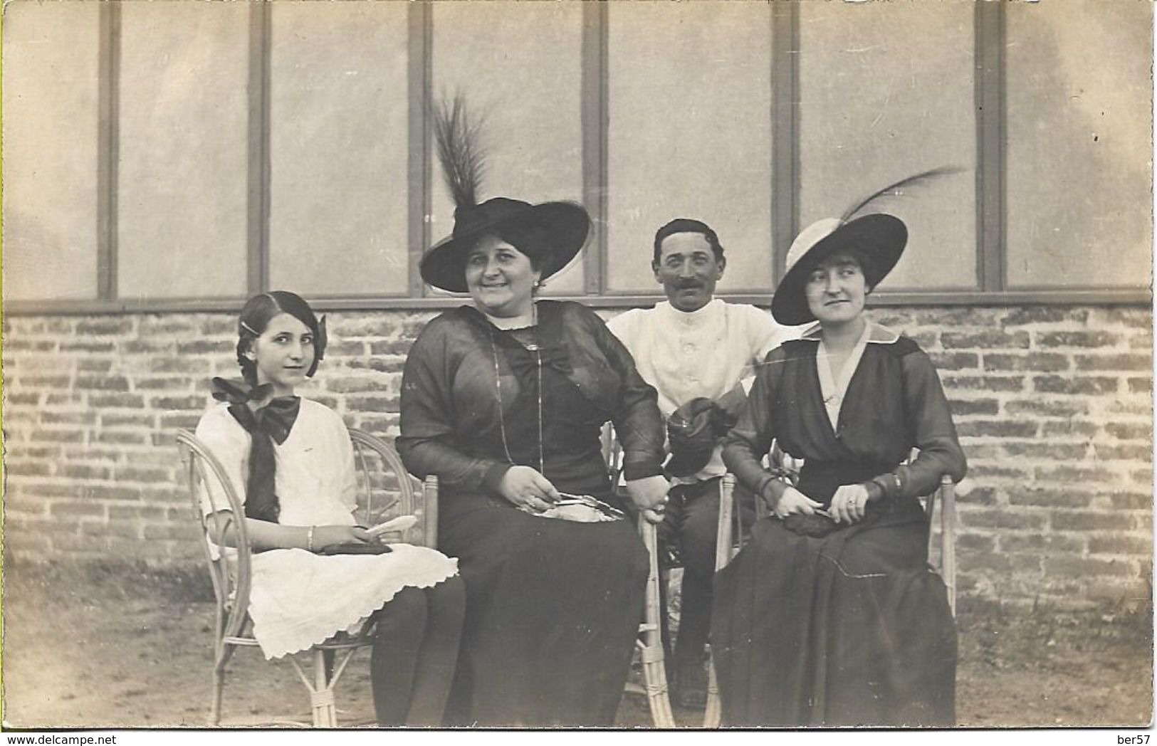 Carte Photo Datée De 1915 : Portrait D'une Famille (non Identifiée) - Empfänge