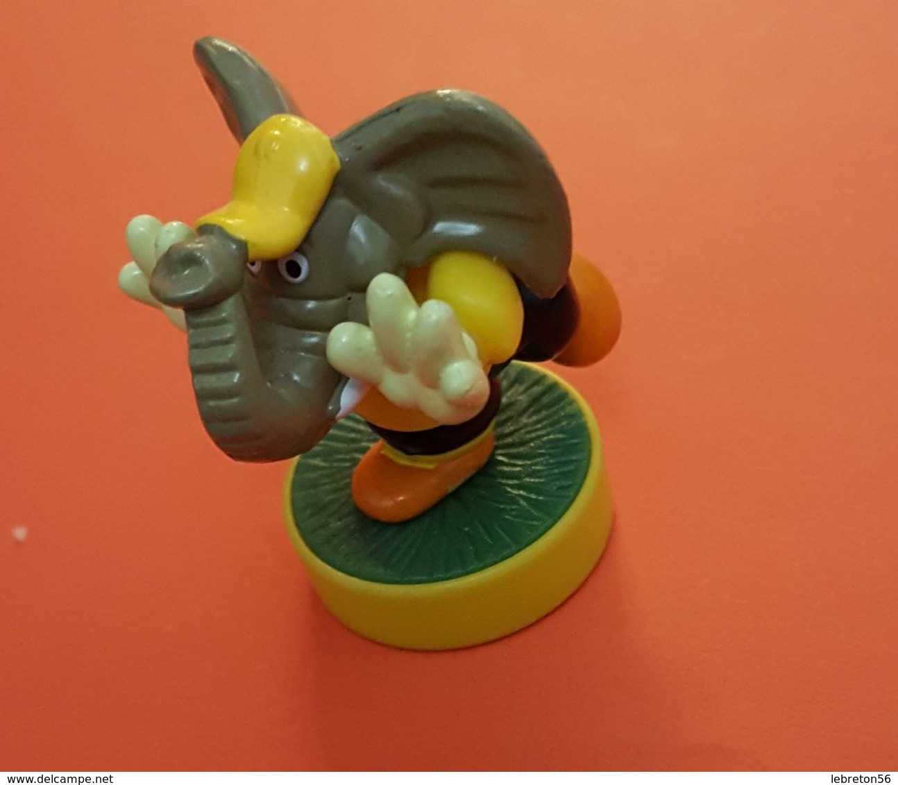 Figurine : Eléphant  Sur Rond Aimanté   Non Référencé - Autres & Non Classés