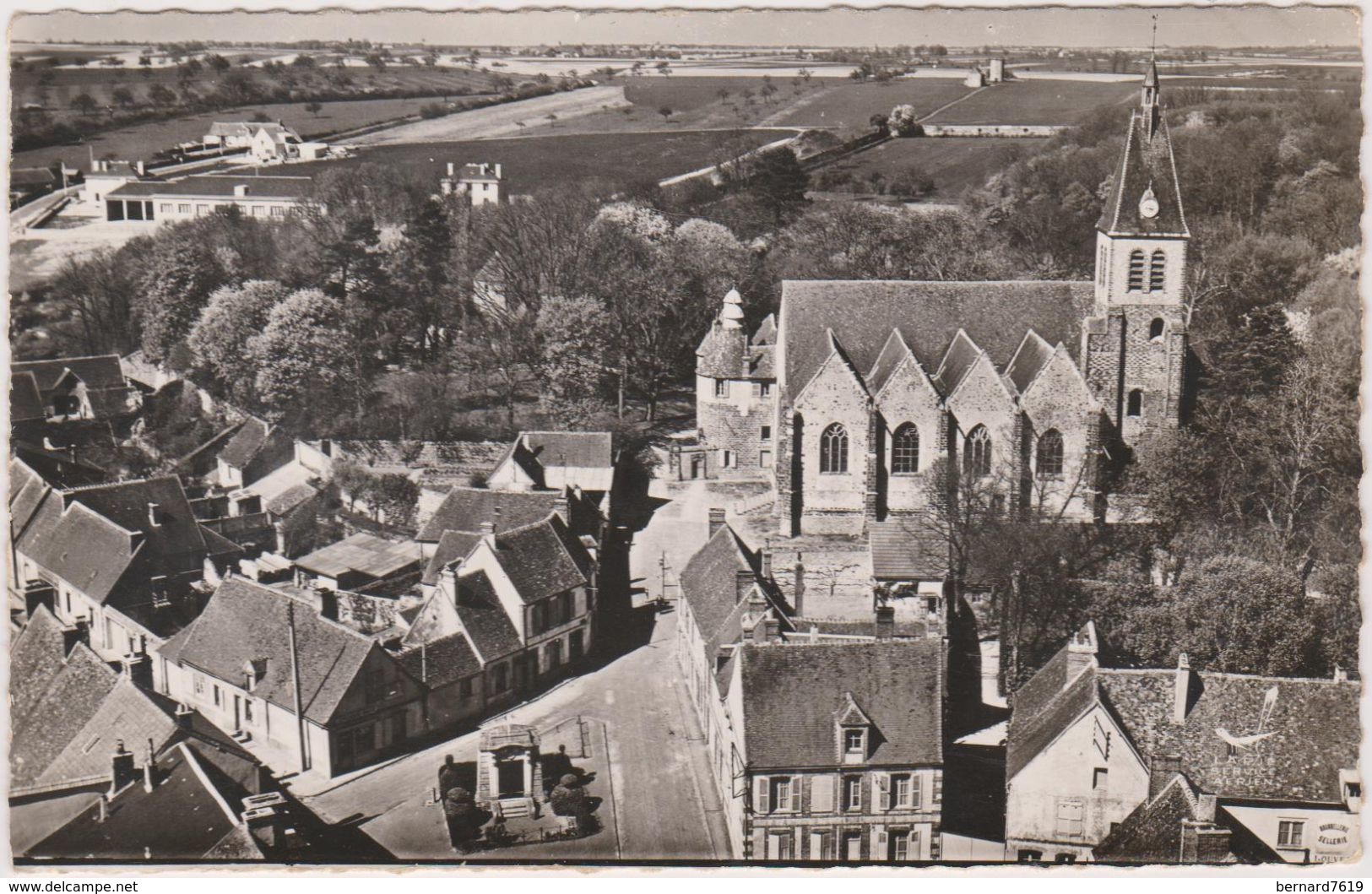 28 Pontgouin  La Place Et L'eglise - Other & Unclassified