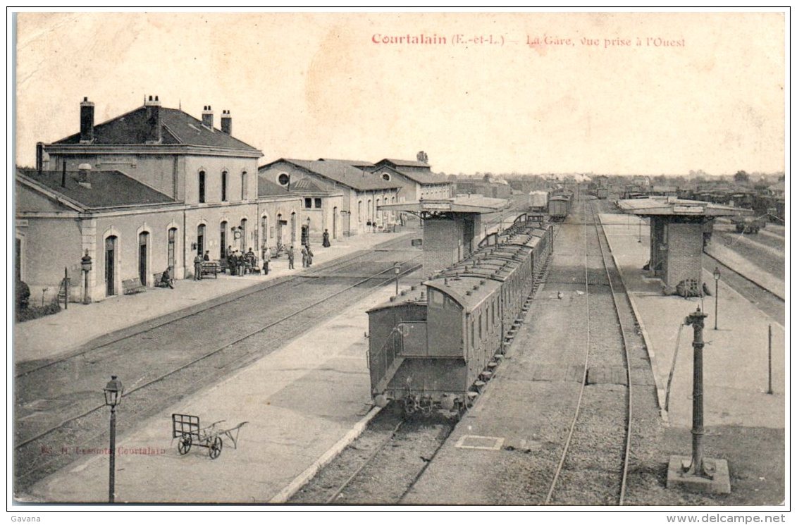 28 COURTALAIN - La Gare Vue Prise à L'Ouest - Courtalain