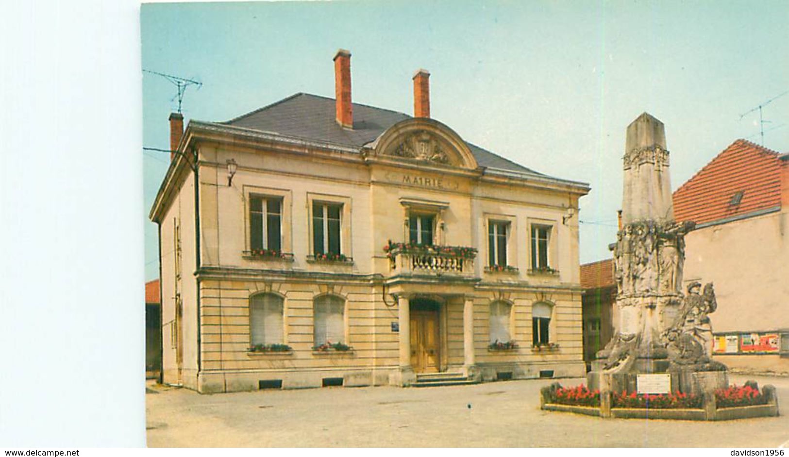 Lacroix - La Mairie Et Le Monument         V62 - Autres & Non Classés