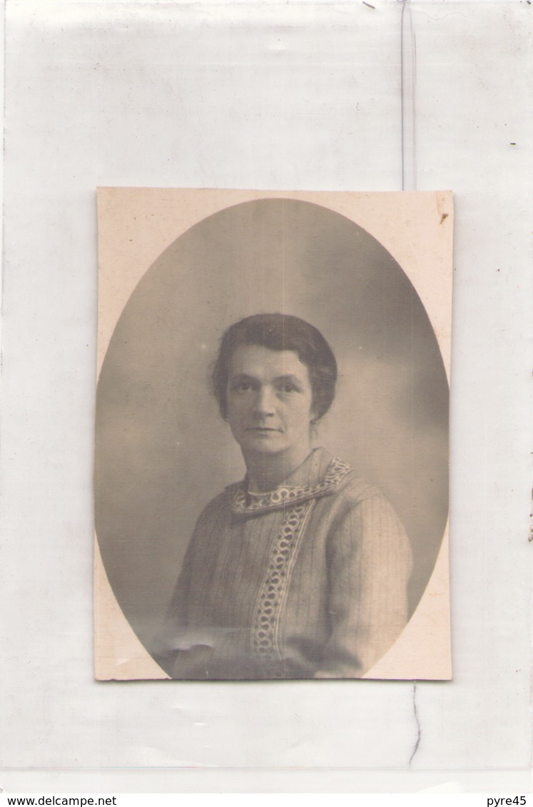 CARTE PHOTO DECOUPE D UNE FEMME 9 X 6 CM - Guerre, Militaire