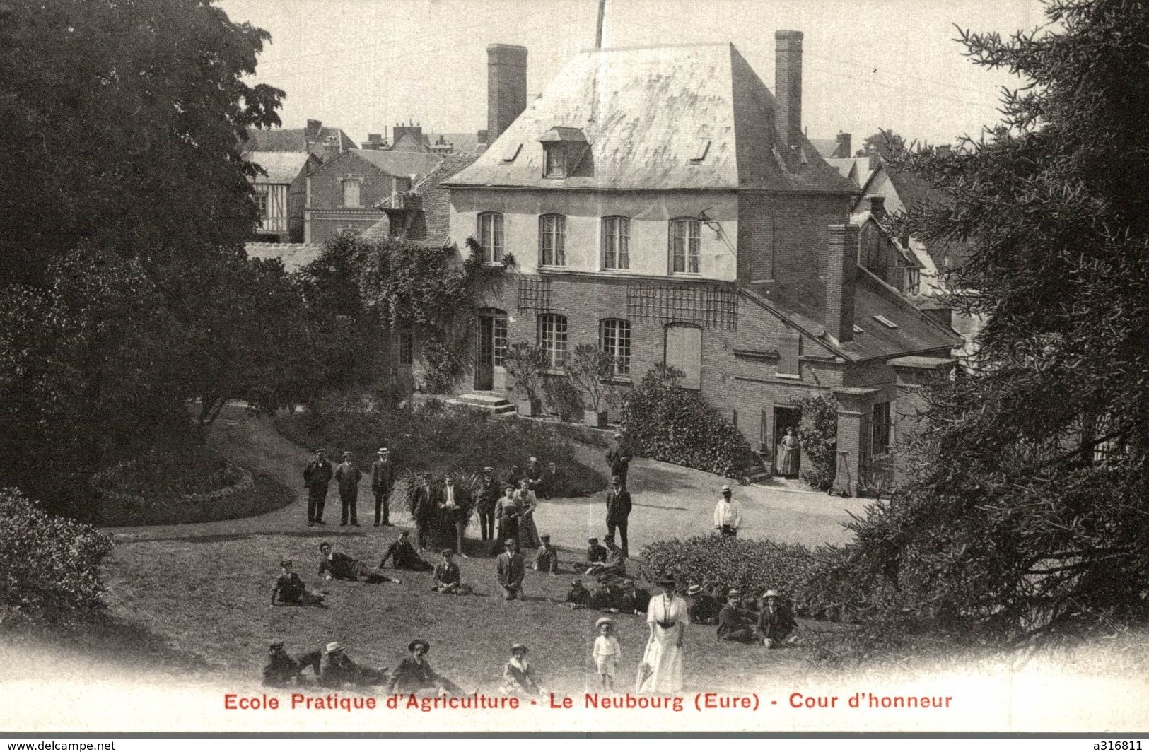 ECOLE PRATIQUE D AGRICULTURE  LE NEUBOURG COUR D HONNEUR - Le Neubourg