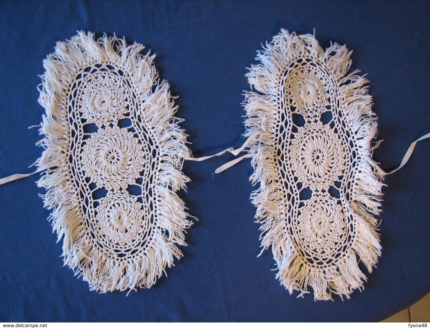 55 - 2 Napperons Au Crochet, Pour Dessus De Bras De Fauteuil - Tischdecken/Servietten