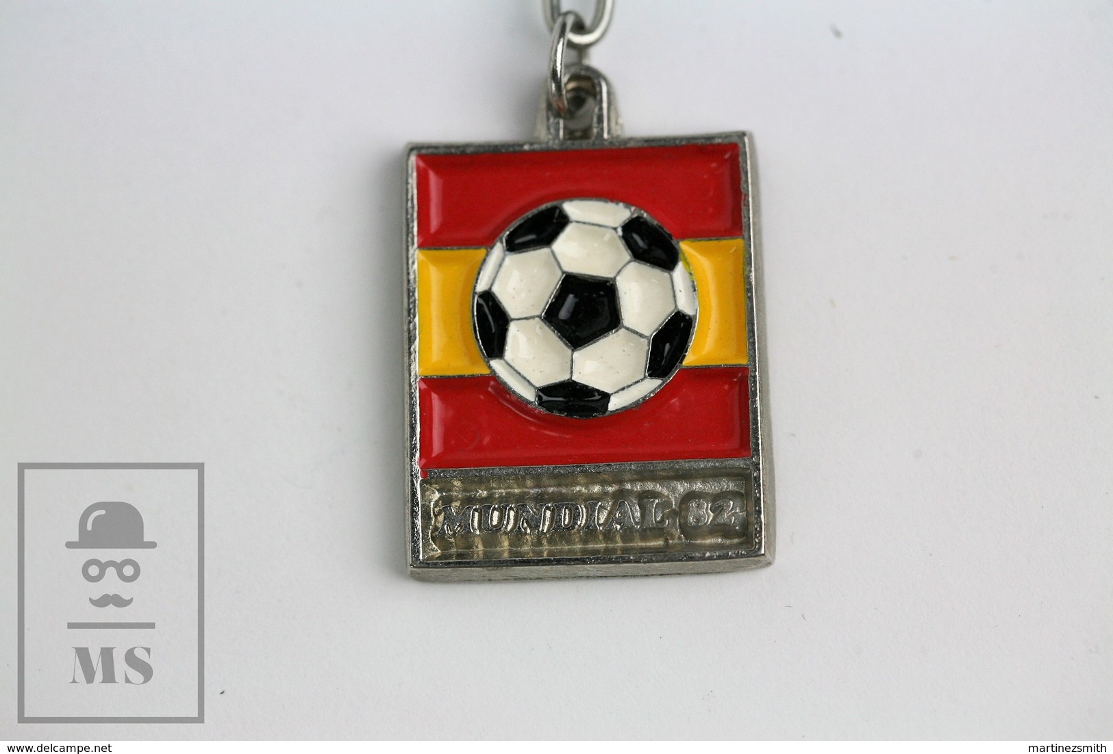 Vintage FIFA World Cup Spain 1982, Football Stadium Enamel Keyring/ Keychain - Llaveros