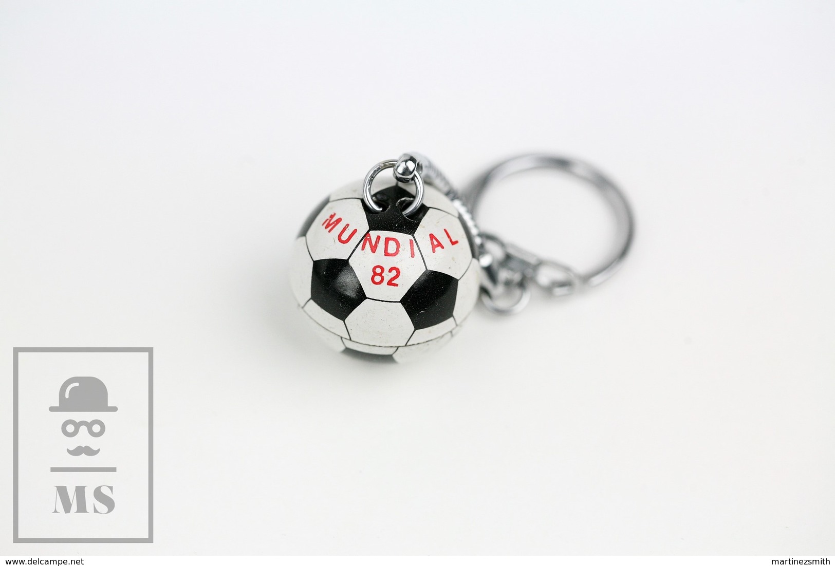 Vintage FIFA World Cup 1982 - Spain 82 Tin Soccer Ball Keyring/ Keychain - Llaveros