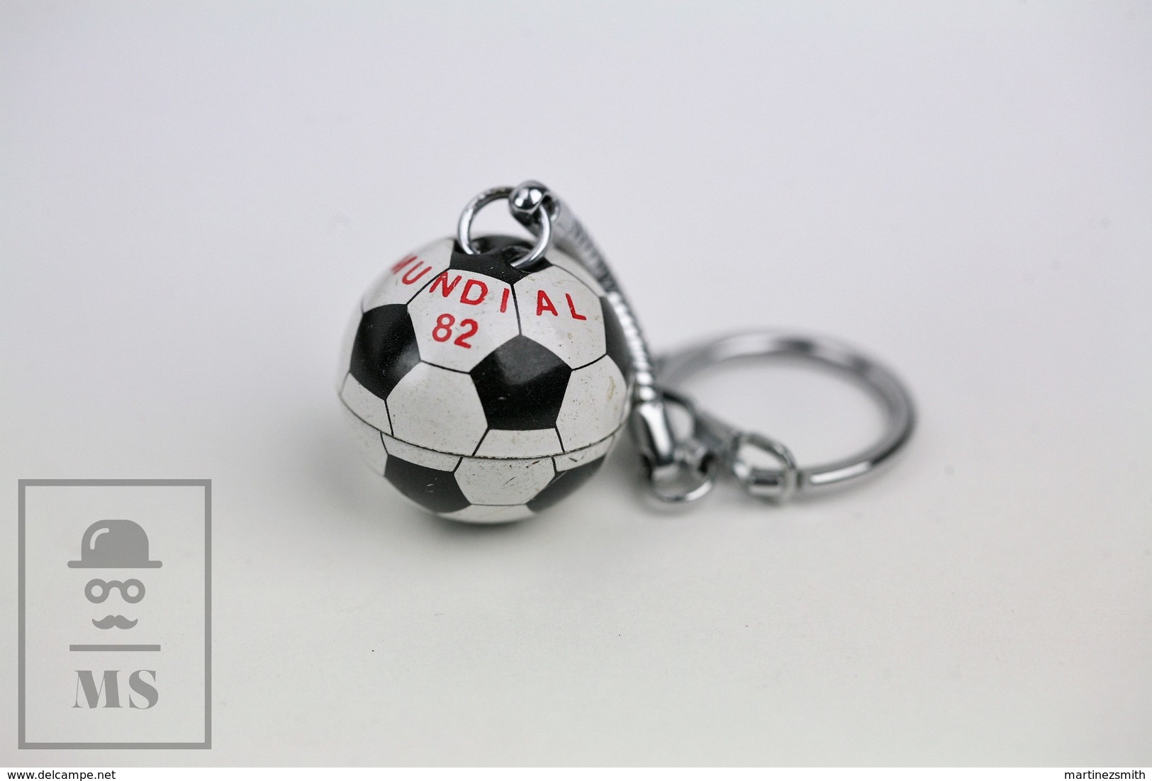 Vintage FIFA World Cup 1982 - Spain 82 Tin Soccer Ball Keyring/ Keychain - Porte-clefs